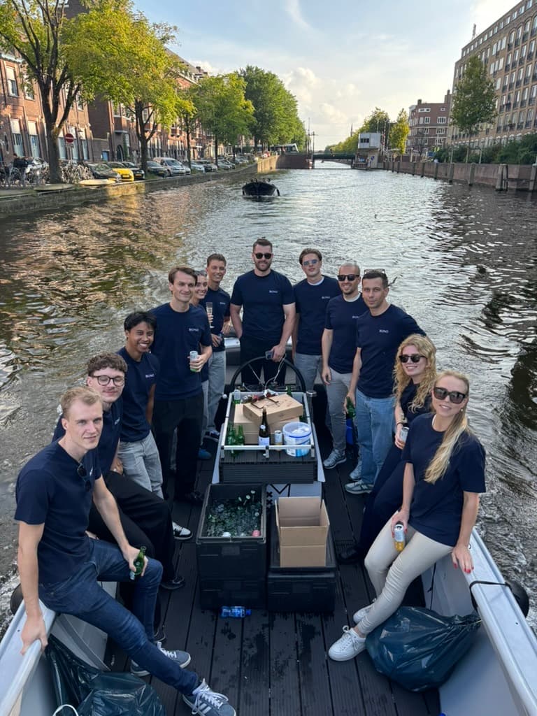 El equipo de BONO en un canal de Ámsterdam