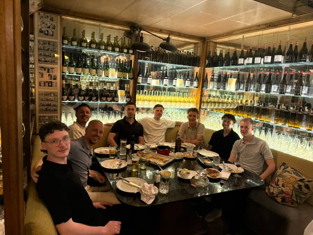El equipo de BONO en una cena